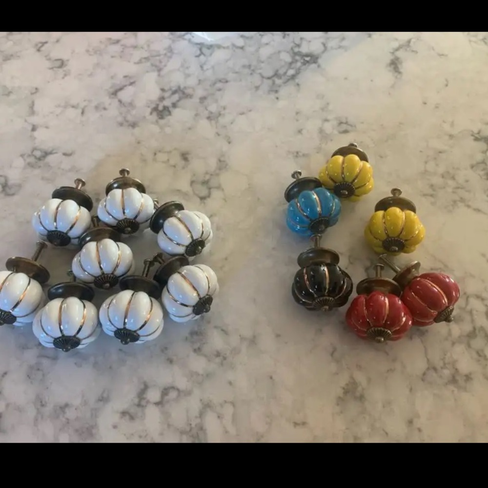 Floral furniture knobs. 1.5”   Total of 8-9!  Mint green and white color